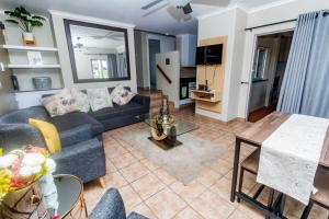 巴利托Chaka's Rock Beach Chalet 38的客厅里有一张沙发和一张桌子。