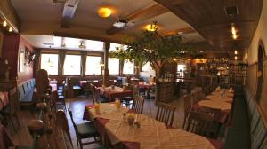 Restauracja lub miejsce do jedzenia w obiekcie Hotel Schweizerhof