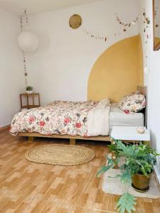 una camera da letto con un letto e un pavimento in legno di Finca Chigora nice rural house near Los Gigantes Sun Room a Santiago del Teide