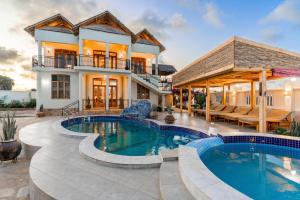 达累斯萨拉姆Villa Fika的带游泳池和房子的别墅 更多39张照片