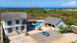 达累斯萨拉姆Villa Fika的享有带游泳池的房屋的空中景致