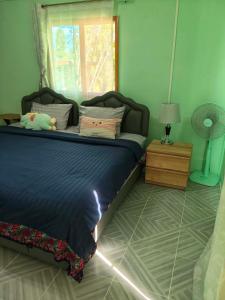 En eller flere senge i et værelse på RATTHANATHON Farm + 8 billeder