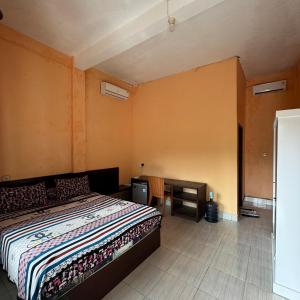 un dormitorio con una cama y un escritorio en Sunrise Bukit Asam Home Stay, en Kuta Lombok