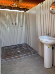 Ένα μπάνιο στο Kalahari-Trails Meerkat Sanctuary Campsites