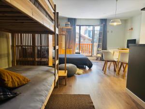 1 dormitorio con litera y comedor en Loft Alpino Vall d'Incles Parking Gratuito, en Canillo