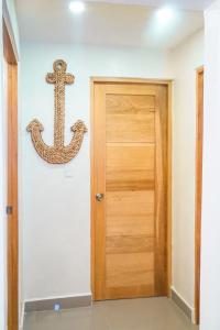 a room with a door and a anchor on the wall at Lujoso departamento en Boca Chica in El Higo