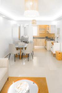 a kitchen and living room with a table and chairs at Lujoso departamento en Boca Chica in El Higo