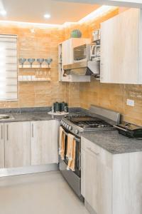 a kitchen with a stove and a counter top at Lujoso departamento en Boca Chica in El Higo