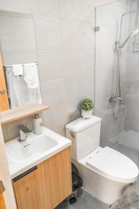 a bathroom with a toilet and a sink and a shower at Lujoso departamento en Boca Chica in El Higo +6 photos
