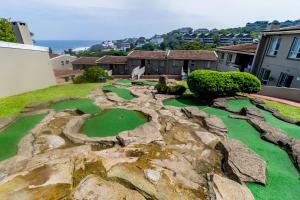 巴利托Chaka's Rock Beach Chalet 38的院子里岩石间的高尔夫球场