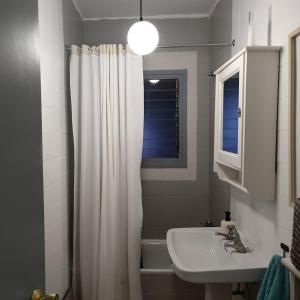 Un baño con lavabo y cortina de ducha. en Hermosa Mía, en Villaescusa de Haro 36 fotos más