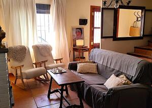 una sala de estar con un sofá y una mesa en Hermosa Mía, en Villaescusa de Haro