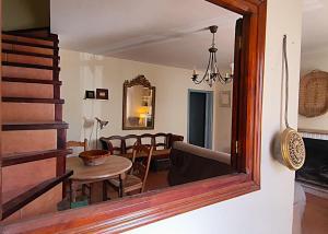 a living room with a table and a dining room at Hermosa Mía in Villaescusa de Haro