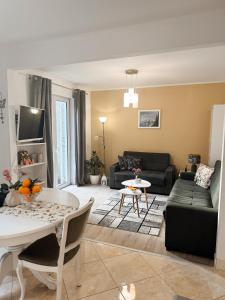 una sala de estar con un sofá y una mesa en RELAXING Apartments LUCE, en Čilipi 36 fotos más