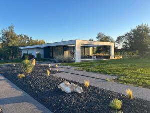 a house with a garden in front of it at Rosso di sera -Vicenza Elite in Thiene