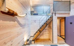 シニーにあるJardin Stanの壁に牙が生えている家の階段