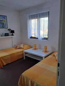 Giường trong phòng chung tại Holiday home Bokokotorski zaliv