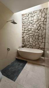 Ένα μπάνιο στο Among Villa