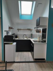 Saint-Germain-des-PrésEntre Loire et Vallée的带水槽和窗户的小厨房