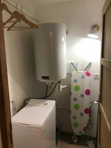 索雷德Studio à la vallée heureuse的厨房里有一台搅拌机和一个白色冰箱