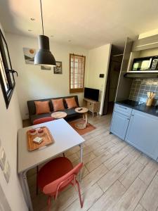 索雷德Studio à la vallée heureuse的一个带桌子的小客厅和一间厨房