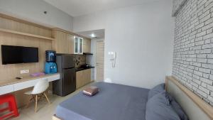 Η κουζίνα ή μικρή κουζίνα στο Apartemen Taman Melati Yogyakarta Sinduadi by ArFe Room