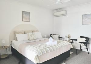 Ένα ή περισσότερα κρεβάτια σε δωμάτιο στο Mollymook Ocean View Motel - Welcoming Guests 18 Years and Older