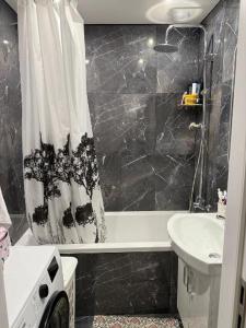 O baie la Panelak na Maju