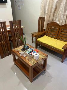 een woonkamer met stoelen en een salontafel bij Westlinehomestay in Puerto Princesa City