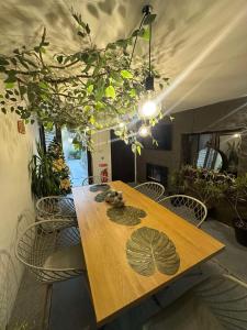 Къща за гости Рилски чардак في ساباريفا بانيا: طاولة خشبية في غرفة مع كراسي حولها