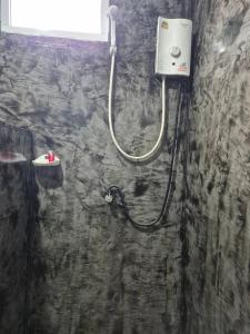 高兰池温泉度假酒店的带淋浴的浴室(带石墙)