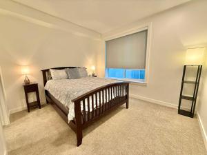 Garden Towers CondominiumModern Condo with Luxury Amenities的一间卧室，里面有一张床和一扇大窗户。 更多27张照片