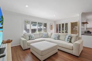 凯阿玛Kiama Beach Retreat - Big Yard & Movie Lounge的客厅里有一张沙发和一张桌子。