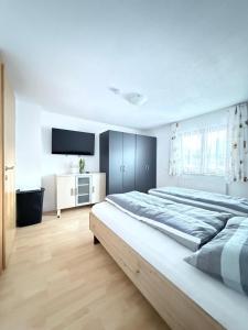ein Schlafzimmer mit großem Bett und Flachbildfernseher in der Unterkunft Apartment Juen in Tobadill