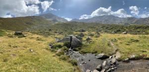 een uitzicht op een berg met een rivier in een veld bij Apartment Juen in Tobadill