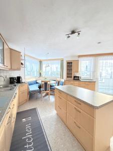 een keuken met een tafel en een eetkamer bij Apartment Juen in Tobadill