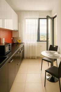 Kuchyň nebo kuchyňský kout v ubytování Lumina Park Residence by Nicolle Apartments