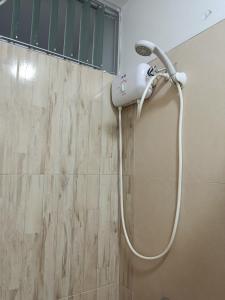 a shower with a shower head in a bathroom at Estancia Acogedora en Tacna in Tacna