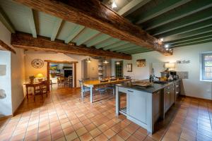 Grand-LandesGite de l'Hubertiere的房屋内的厨房和用餐室