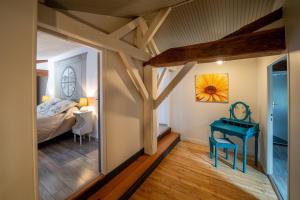 Grand-LandesGite de l'Hubertiere的房间里有一张床和一张书桌的卧室 更多22张照片