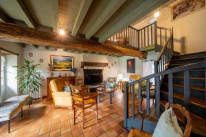 Grand-LandesGite de l'Hubertiere的一间带楼梯和客厅的房间