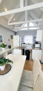 Η κουζίνα ή μικρή κουζίνα στο Point Village Hotel and Self Catering