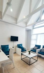 Μια τηλεόραση ή/και κέντρο ψυχαγωγίας στο Point Village Hotel and Self Catering