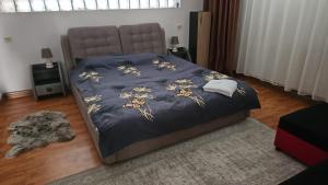 Postel nebo postele na pokoji v ubytování Villaweb Ground Floor ap in a house, 5min drive to center&airport, villa can accomodate 12-18pers