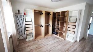 een inloopkast met houten deuren en planken bij Apartment am Golfplatz in Mackenbach in Mackenbach