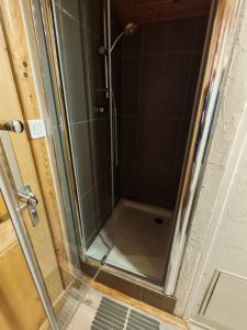 Et badeværelse på charmante maisonnette & jardin non clos proche forêt + 2 billeder