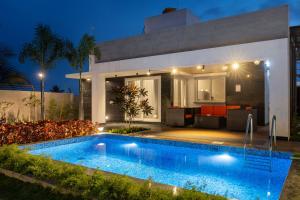 Piscina de la sau aproape de Villa Amber by StayJade Private Pool Garden2BHK