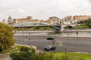 モスクワにあるLux Apartment Berezhkovskaya Naberezhnaya, 4の橋を渡る車