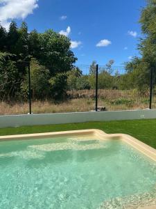 Bazén v ubytování Maison dans un cadre paisible nebo v jeho okolí