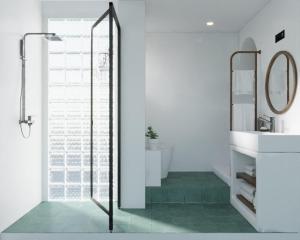 um banheiro com chuveiro, pia e espelho em Old Quarter Center - 3 beds- Netflix - Big Balcony em Hanói